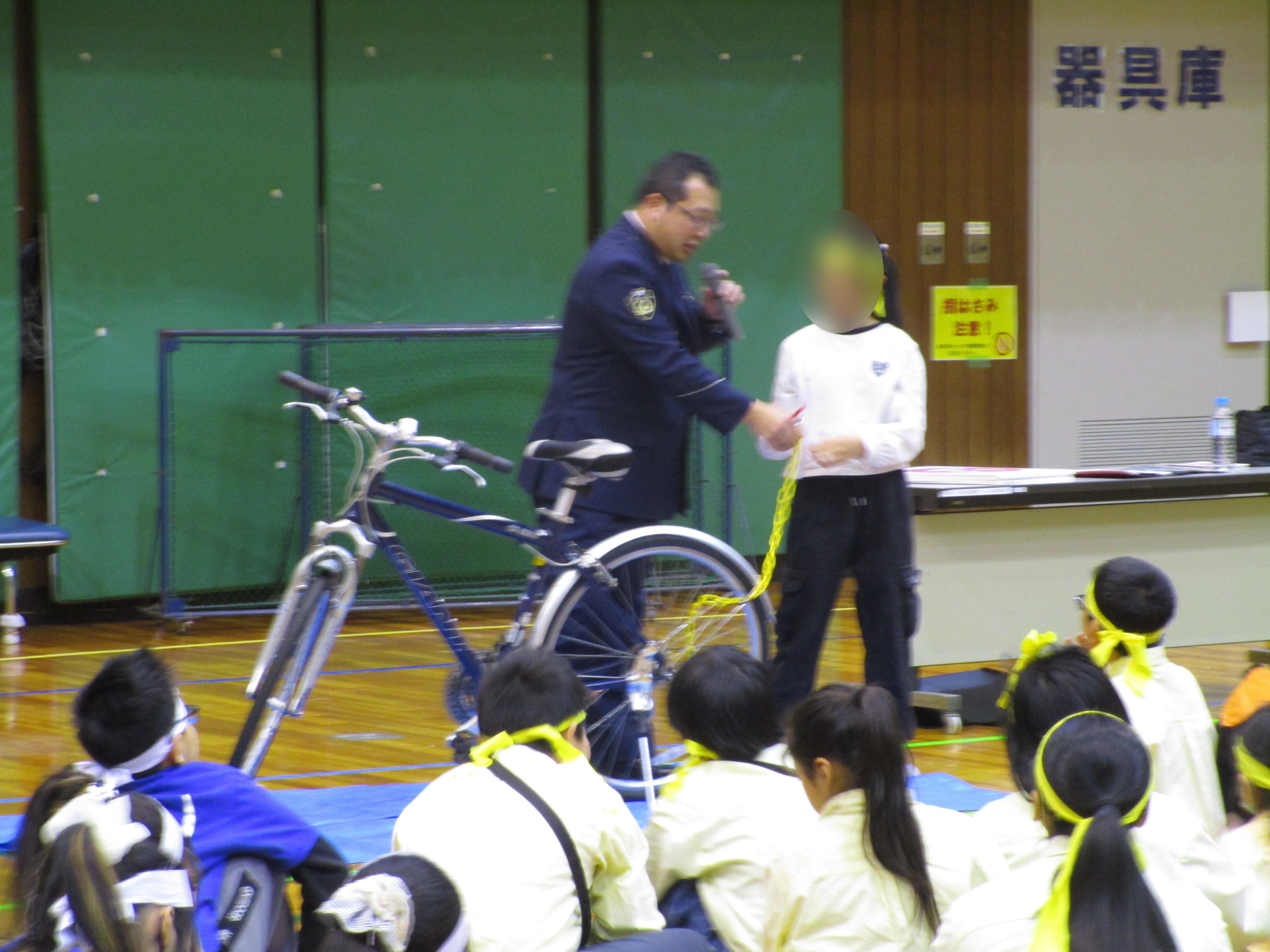 警察官によるマジックショー、音楽隊による広報の様子