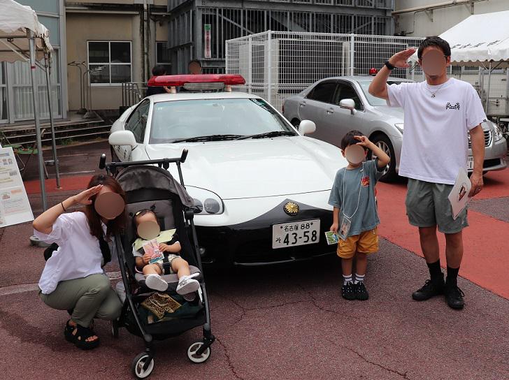 イベントに訪れ、記念撮影した家族