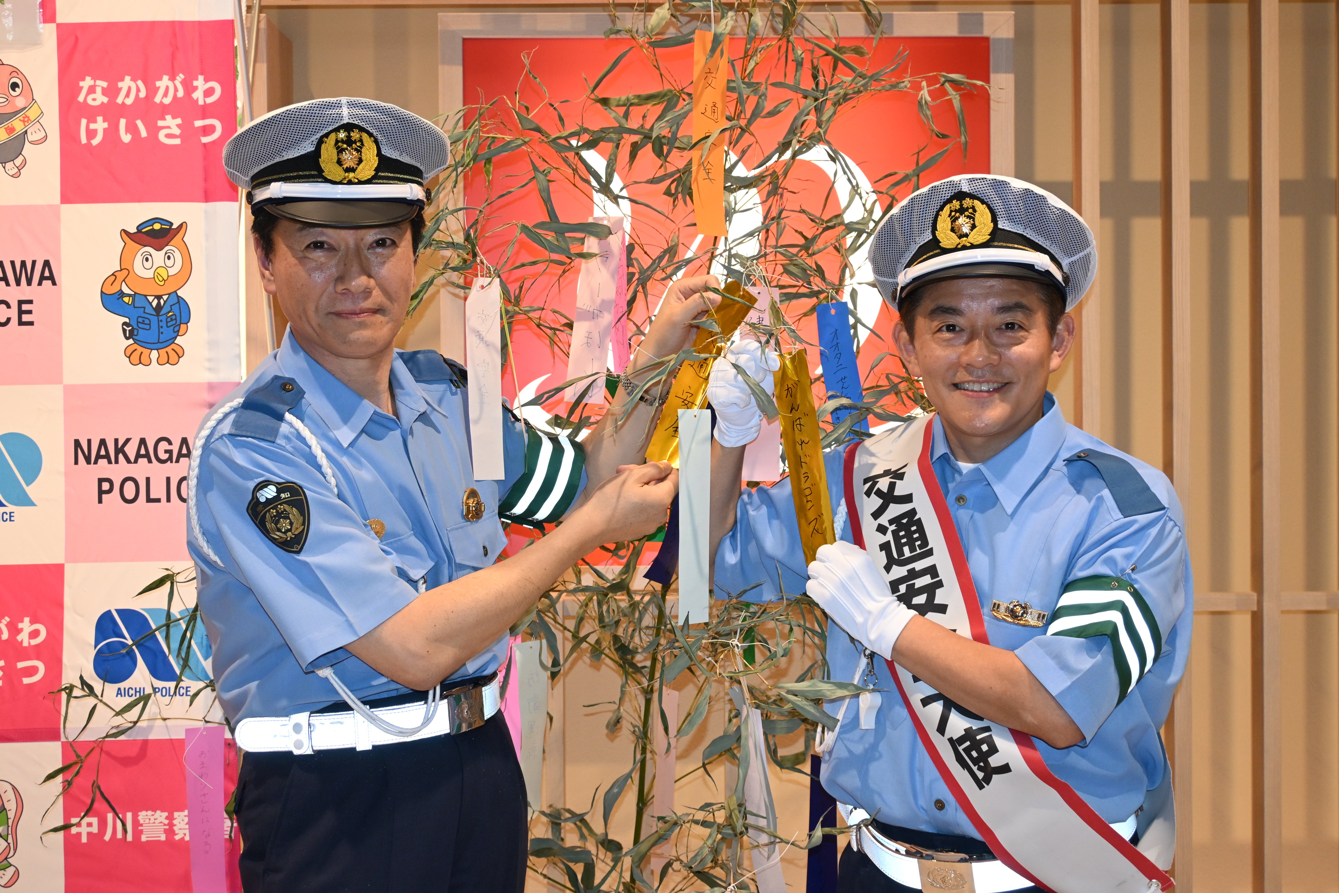 中川警察署長と交通安全大使の笹飾り