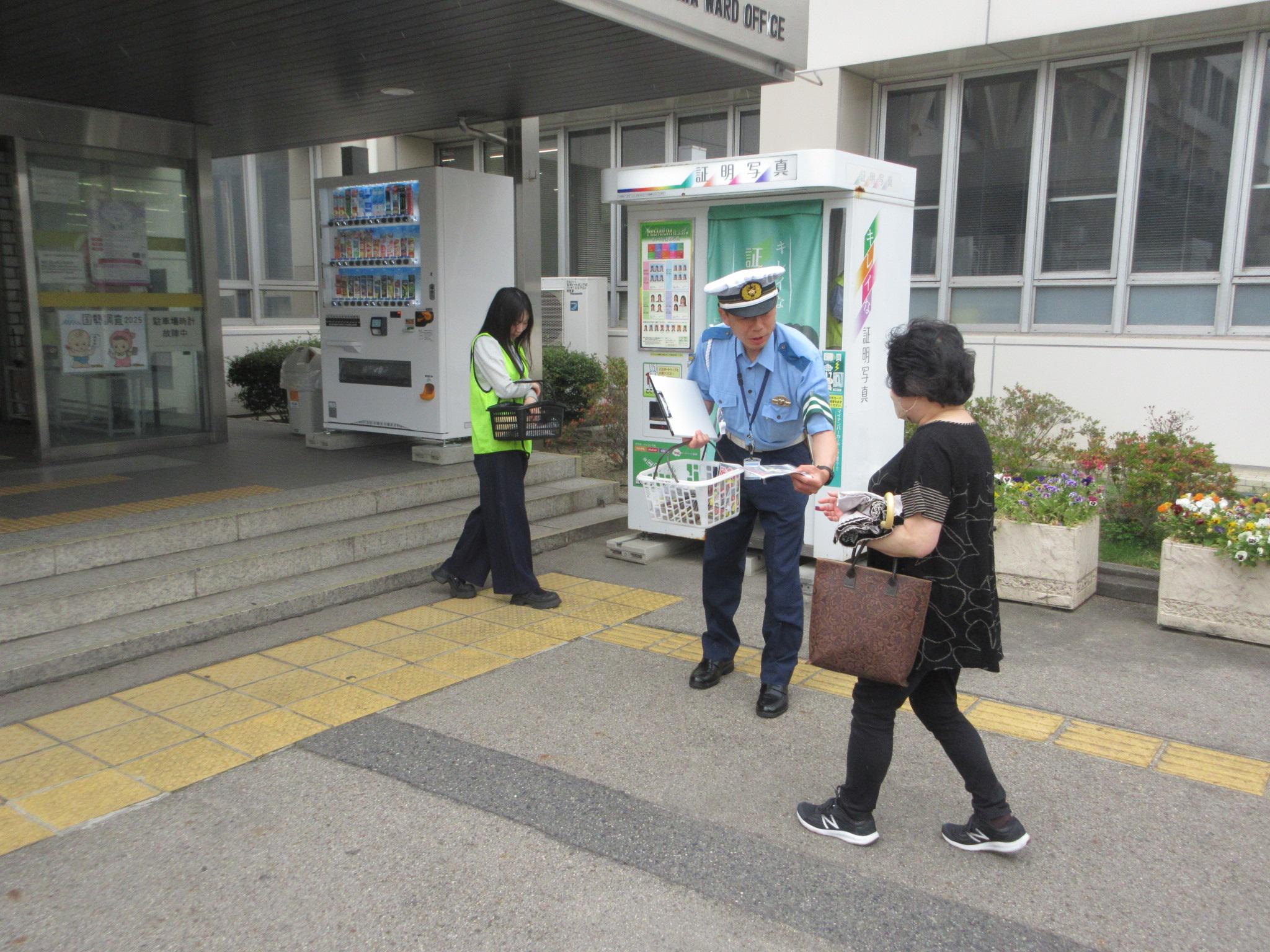 中川区民へ啓発物を配布し交通安全を呼び掛ける
