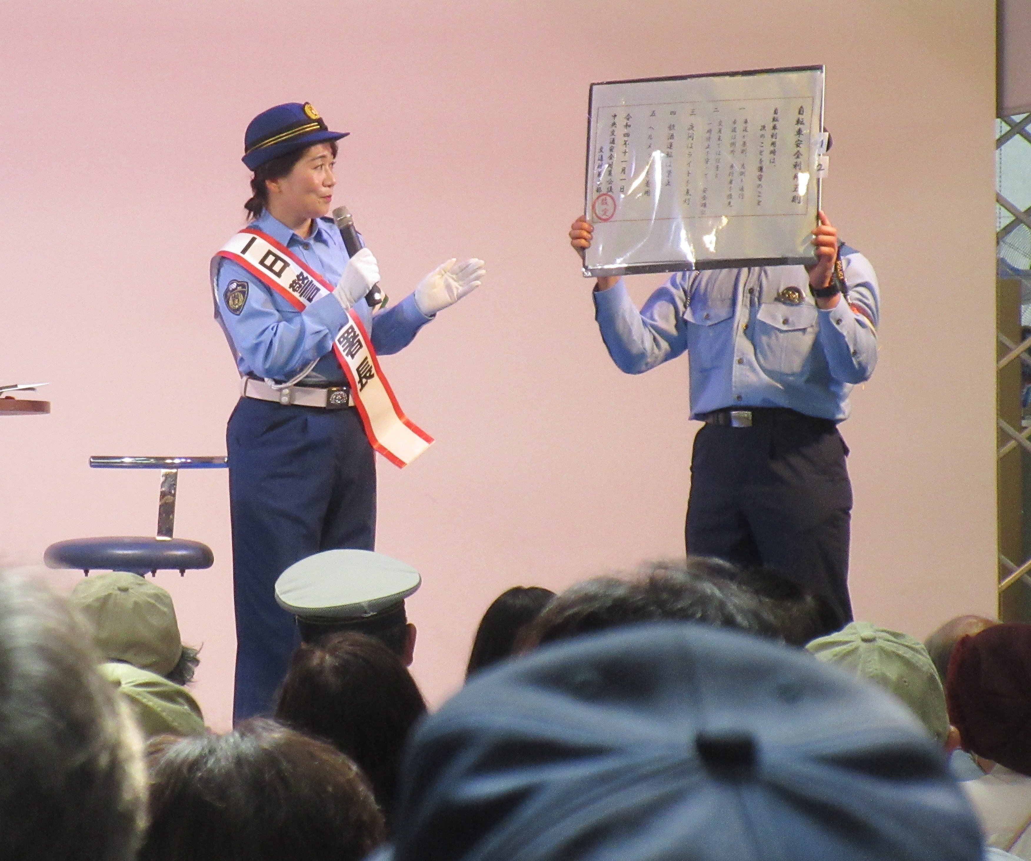 交通安全クイズを行う様子