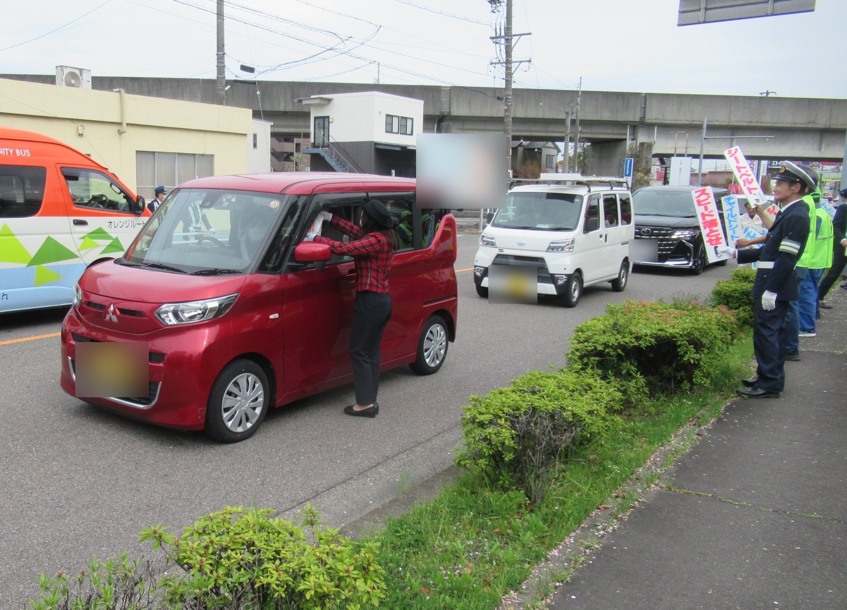 交通安全を呼びかける様子