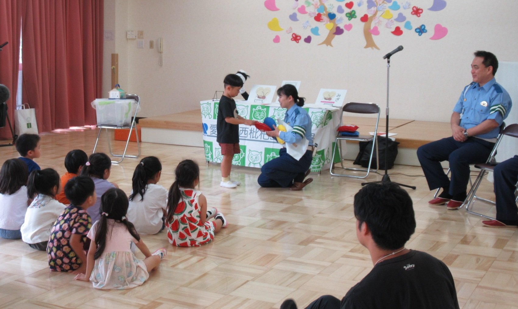 園児が鈴虫を受け取る様子