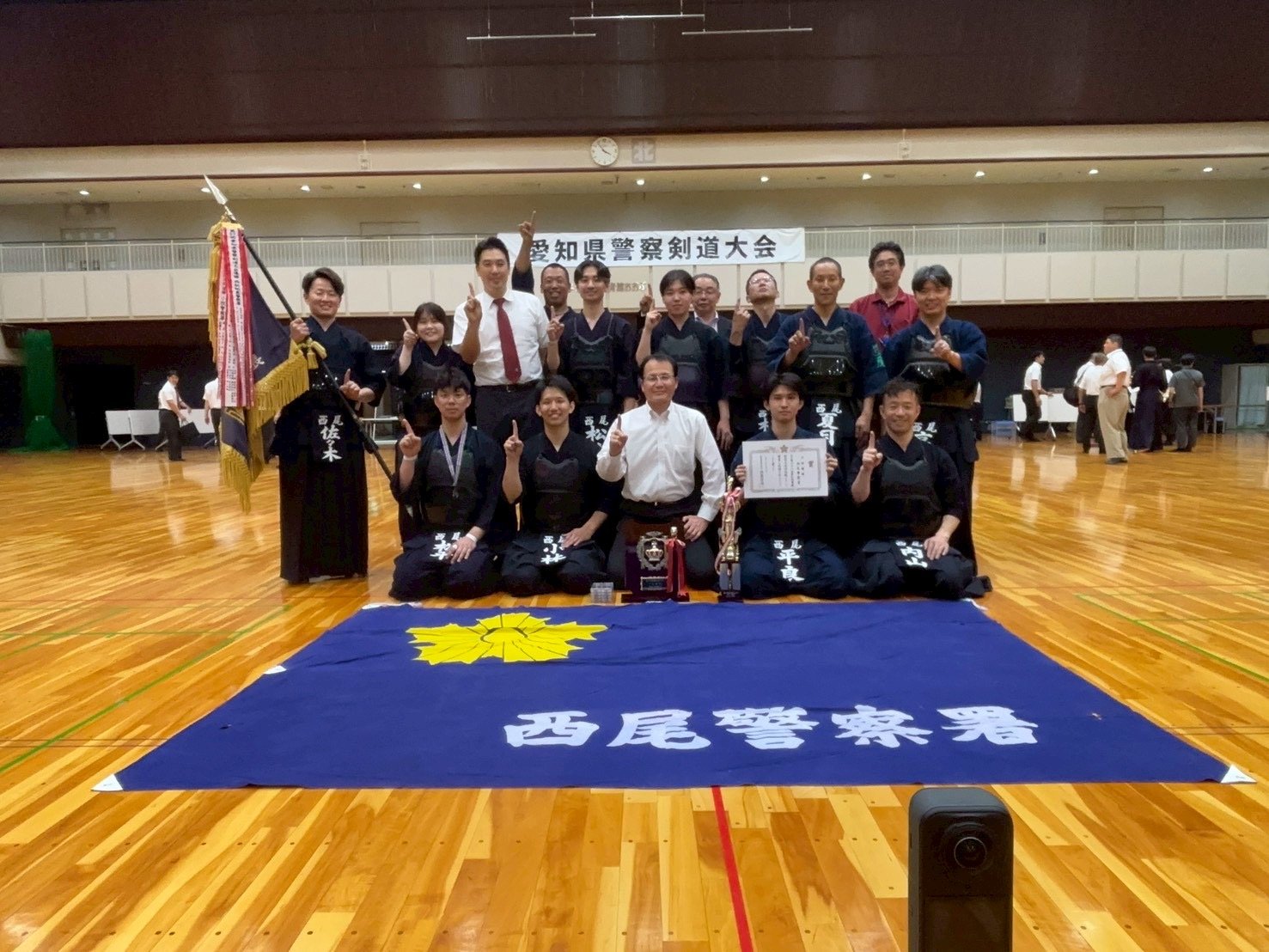 西尾警察署玄関にて記念撮影