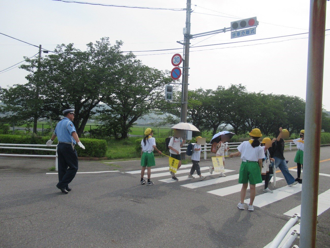 当署交通課員が白浜小学校の生徒さんと交通立番を行いました