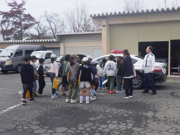 パトカーを見学している写真