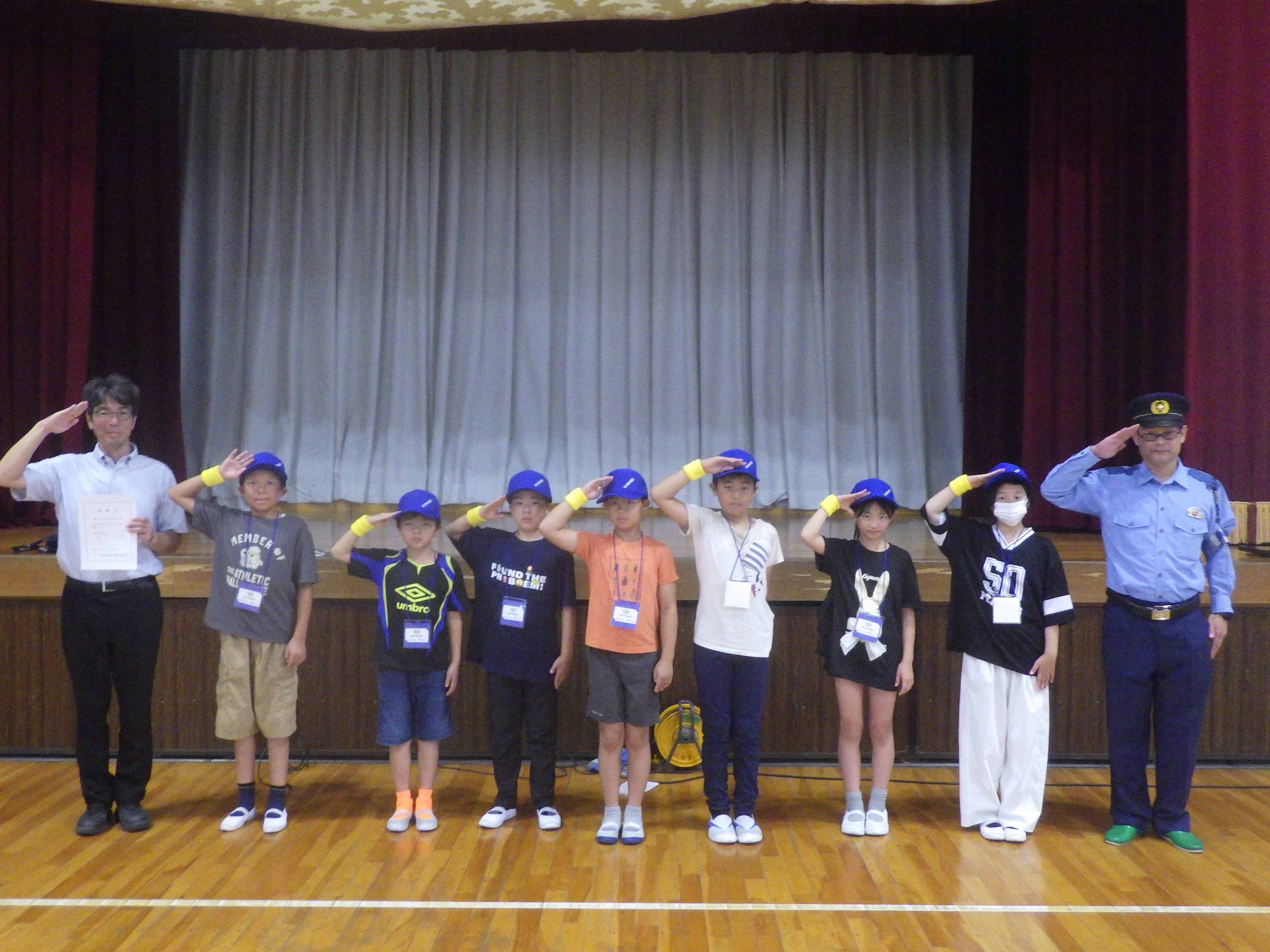 長根小学校防犯少年団と記念撮影
