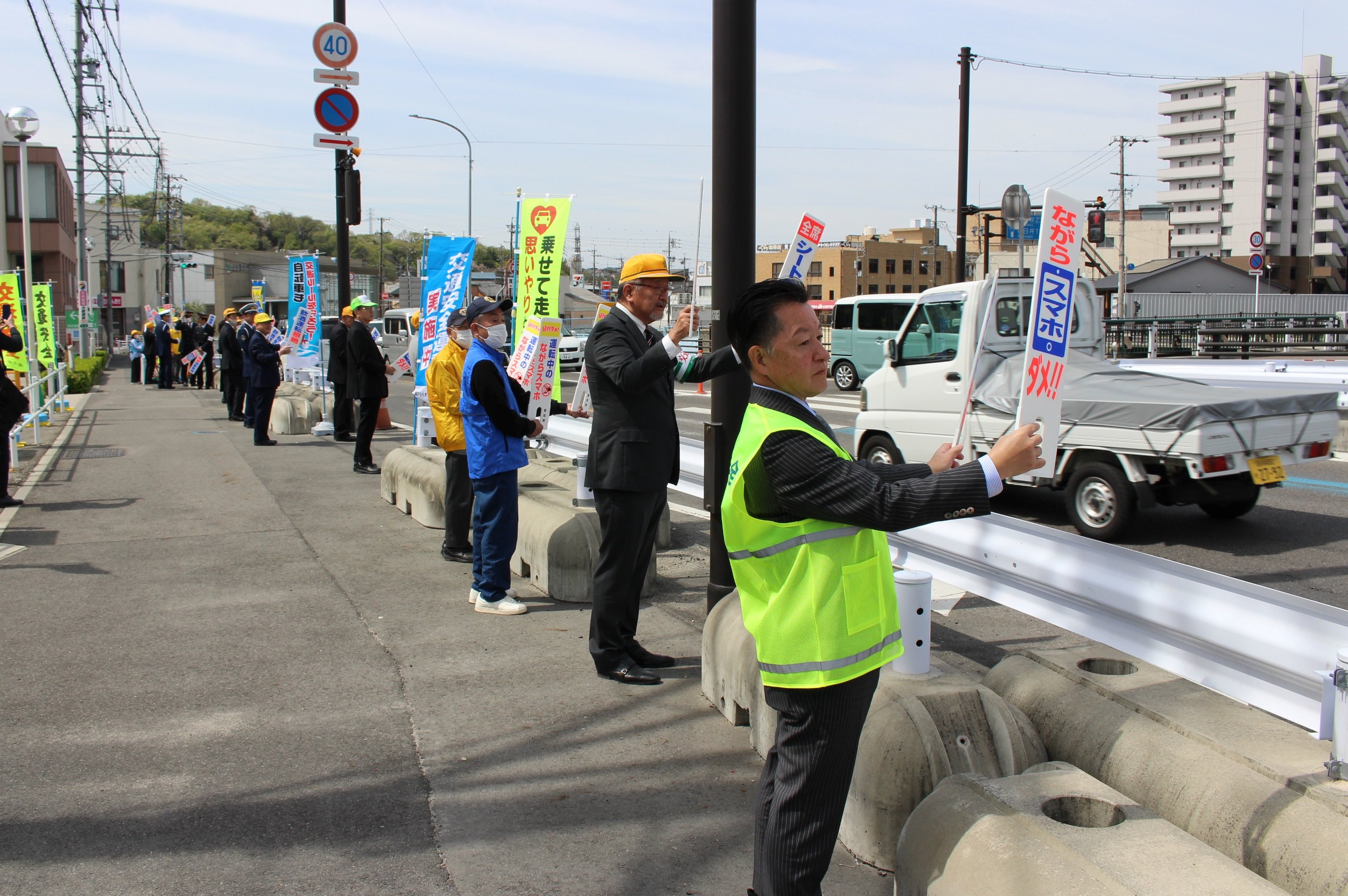 瀬戸橋交差点で交通安全広報活動を実施