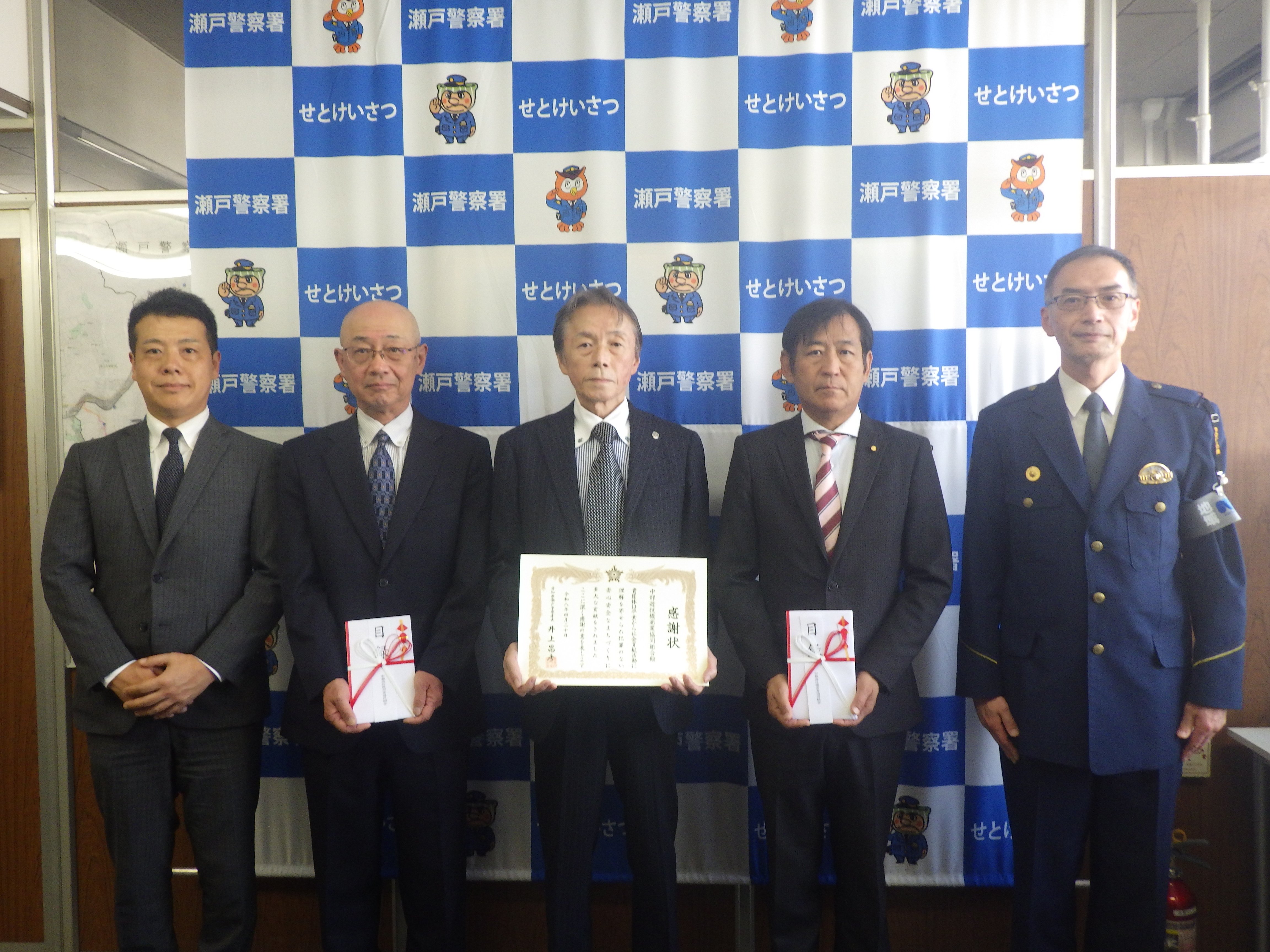 中部遊技機商業協同組合から效範連区及び長根連区自治会に防犯カメラを寄贈しました