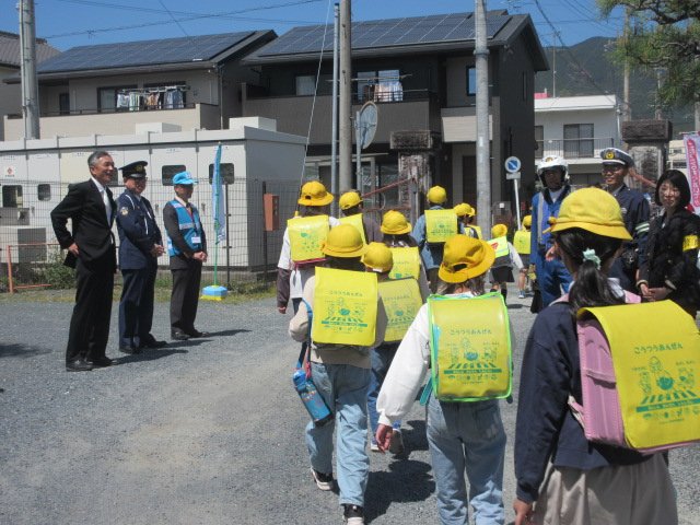 小学校で見守り活動
