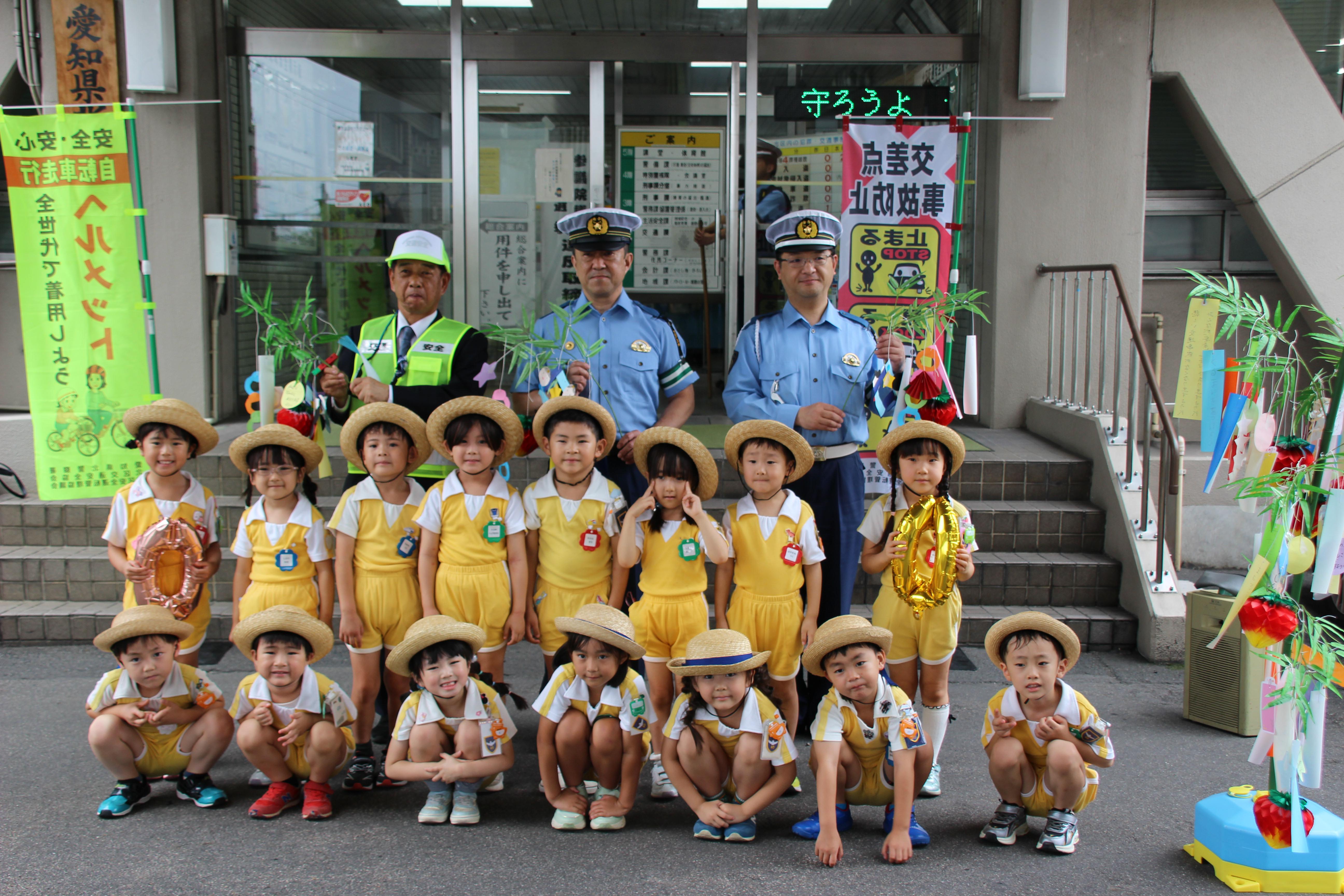 園児と集合写真