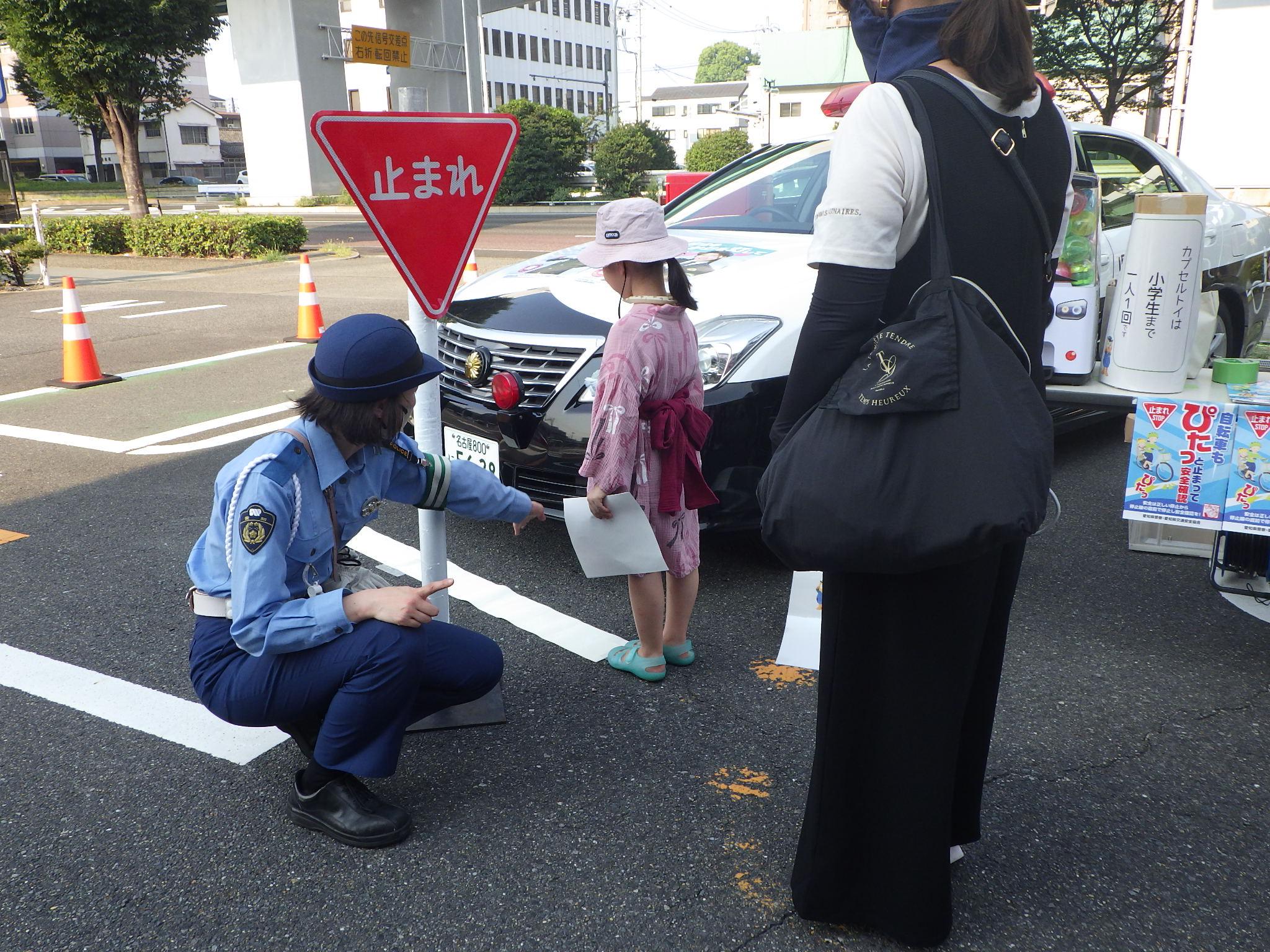 小学生に正しい停止場所を伝える警察官