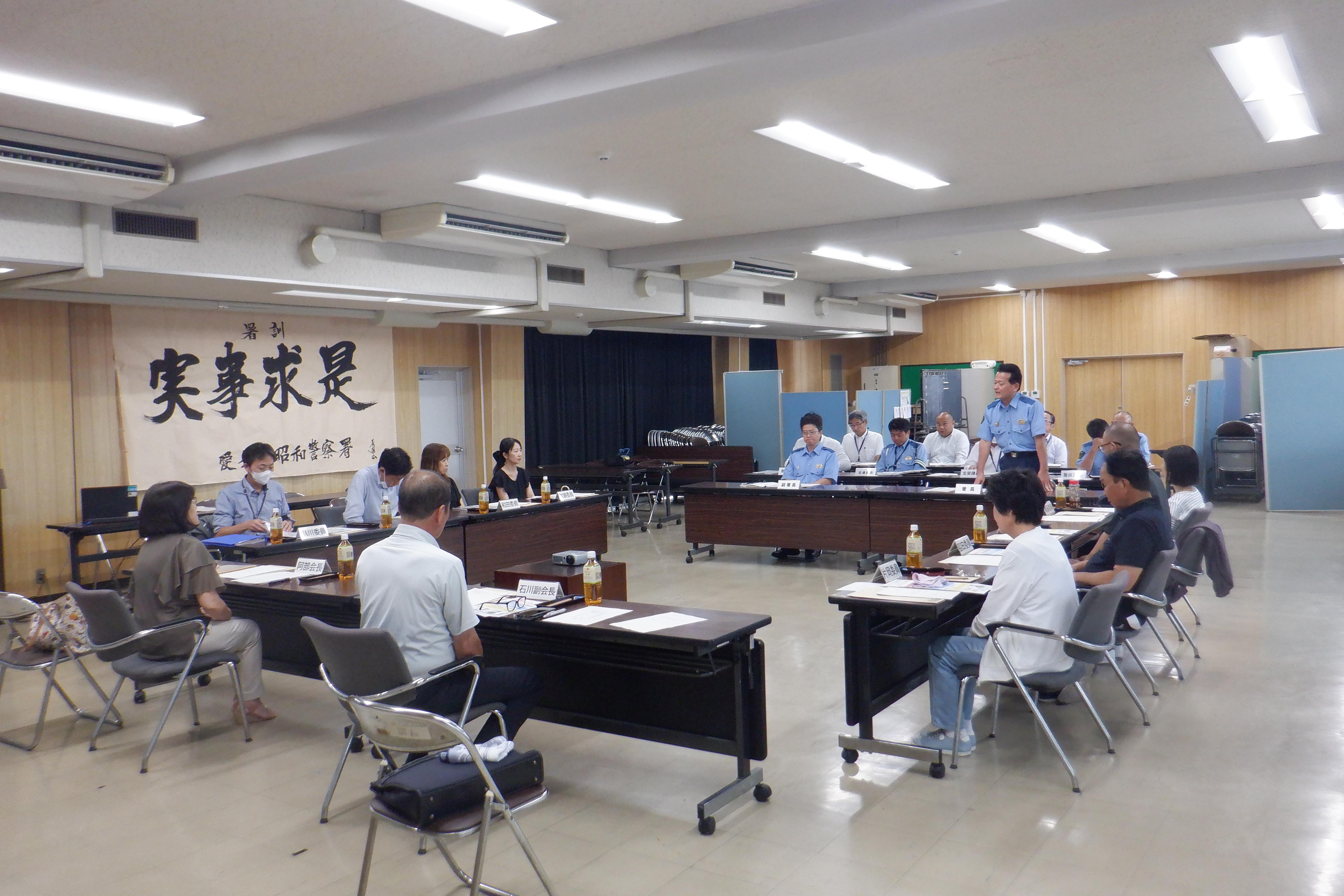 正しい一時停止を説明する交通課員