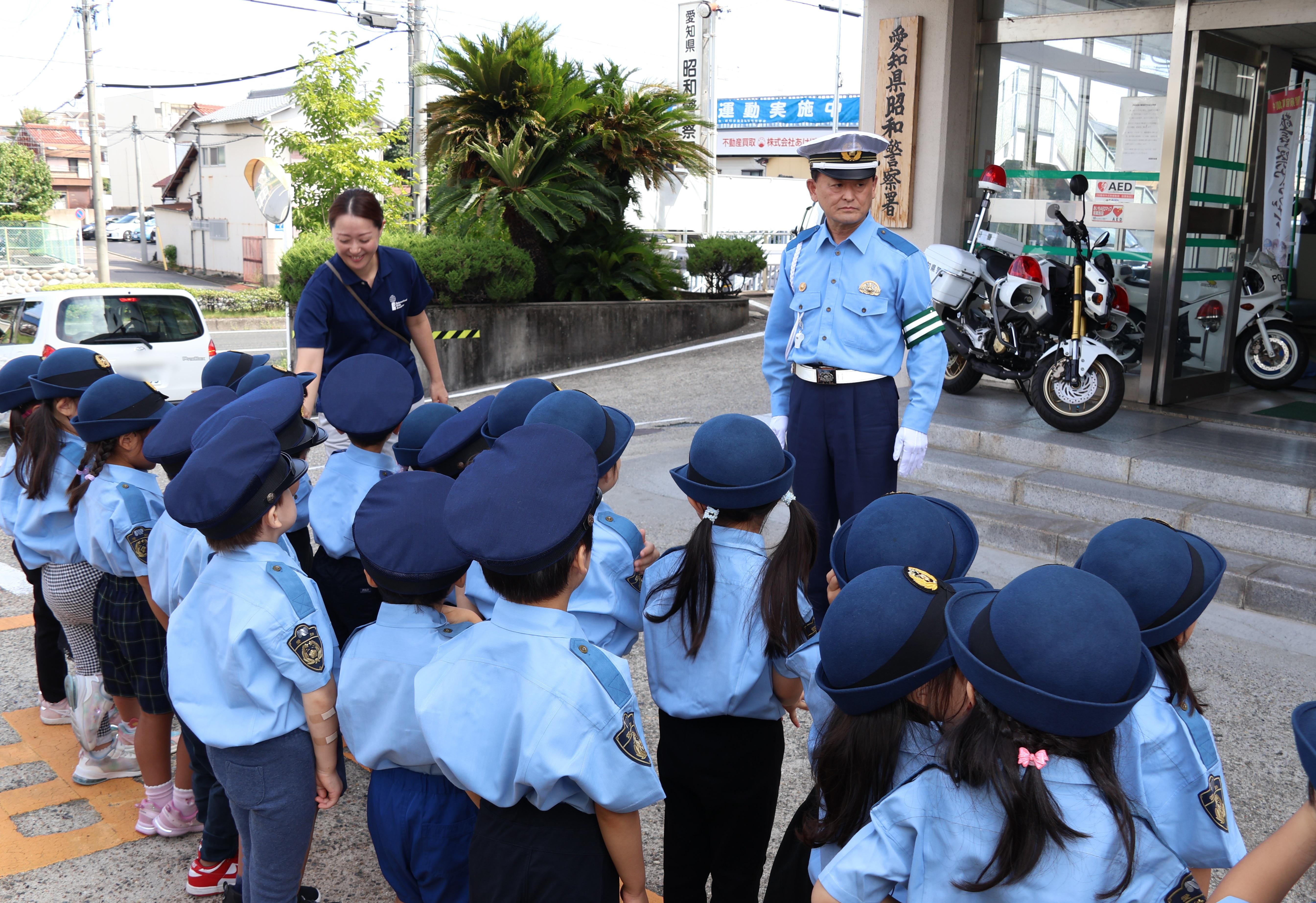 元気に交通安全宣言をする園児たち
