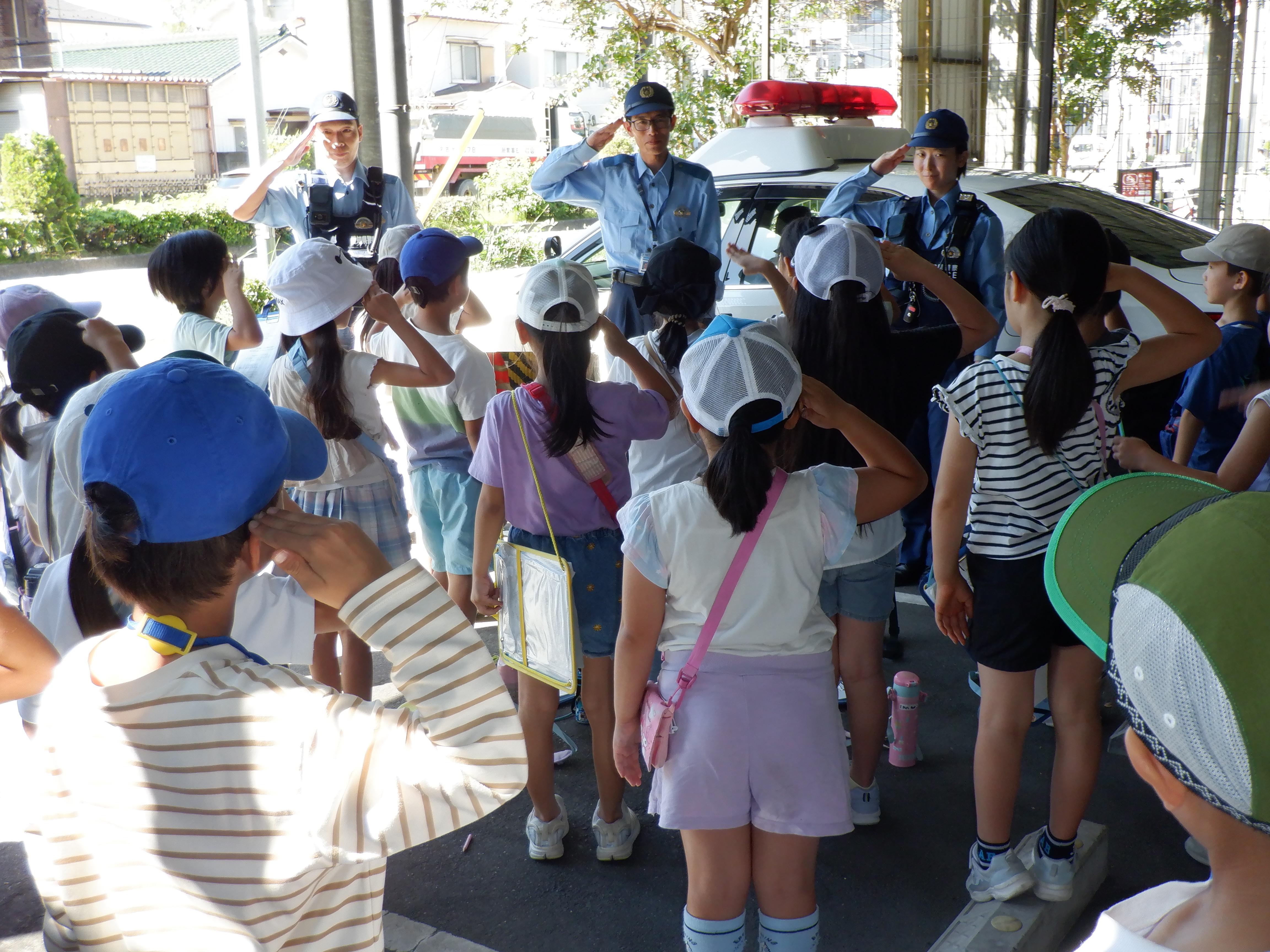 ビシッと敬礼する小学生たち