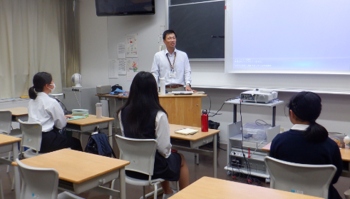 熱心に話を聞く高校生