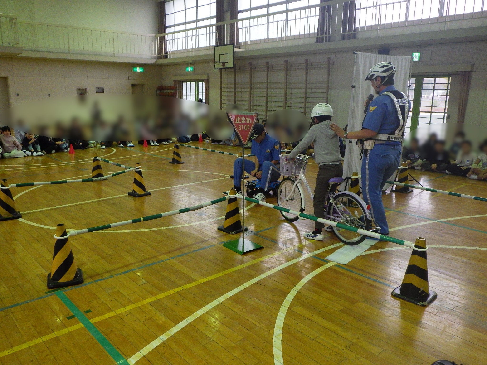 B-force隊員と一緒に一時停止を学ぶ小学生