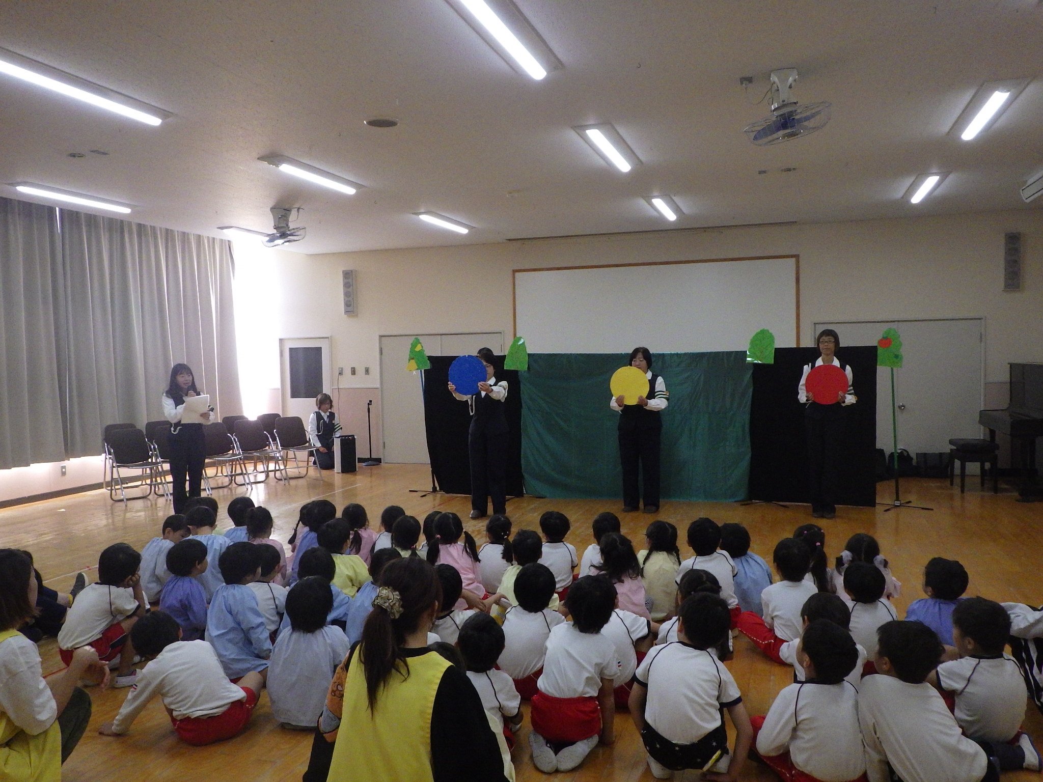 交通安全について学ぶ園児たち