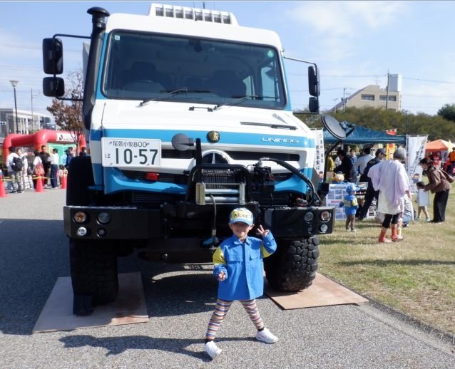 広域緊急援助隊員になりきって記念撮影する参加者