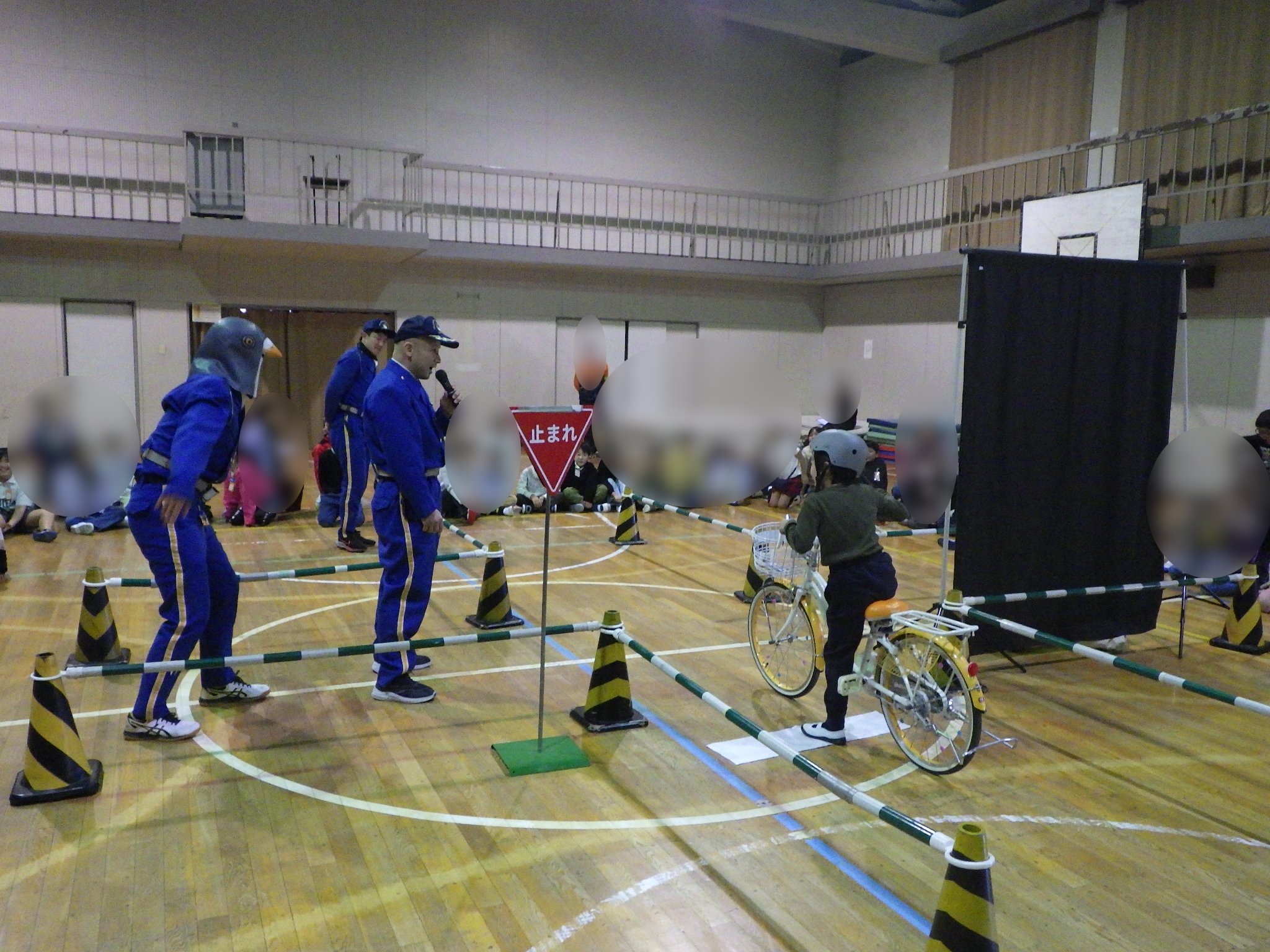 自転車教室に参加する児童
