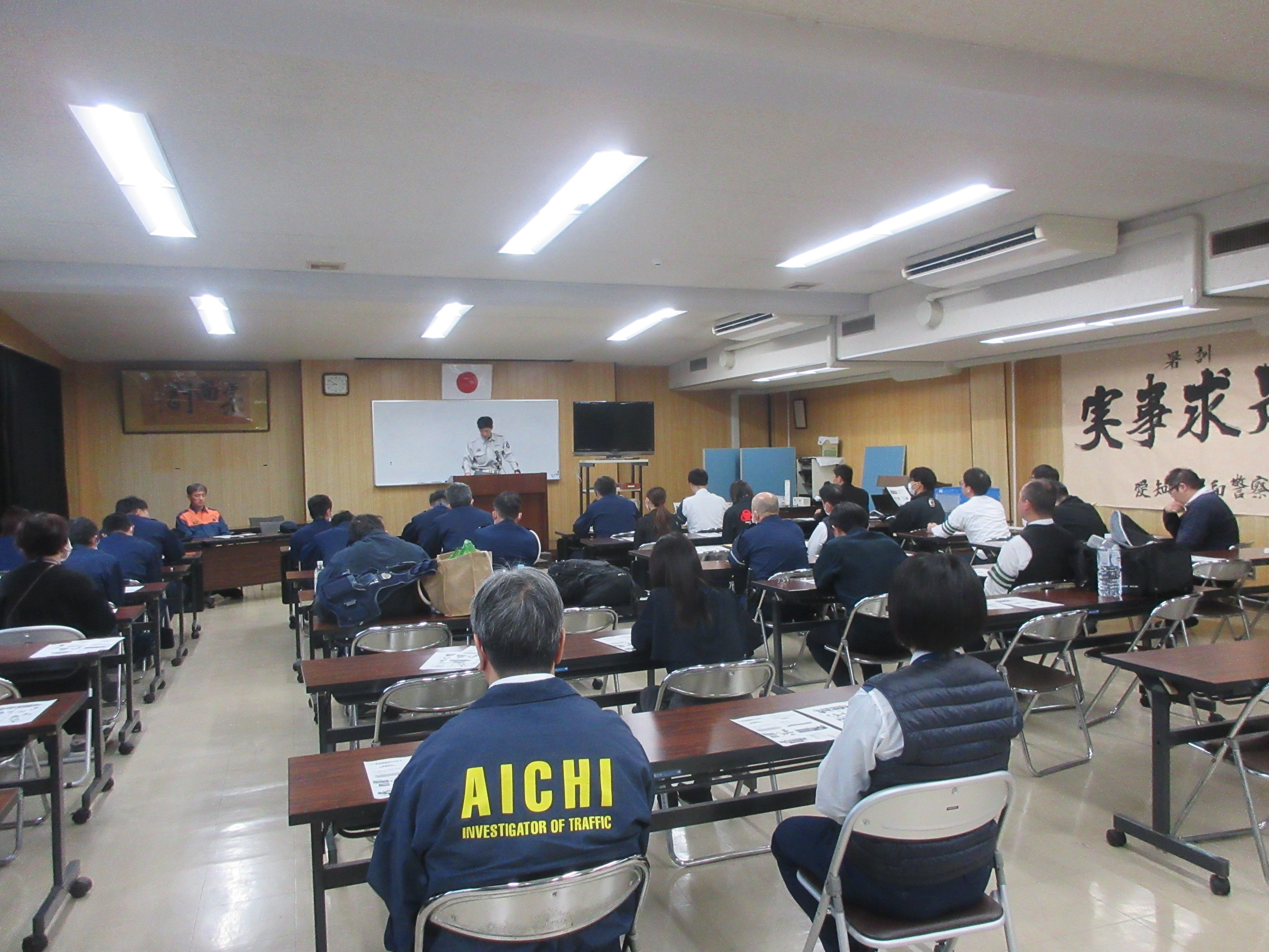 昭和警察署員に教養する昭和消防署の消防士