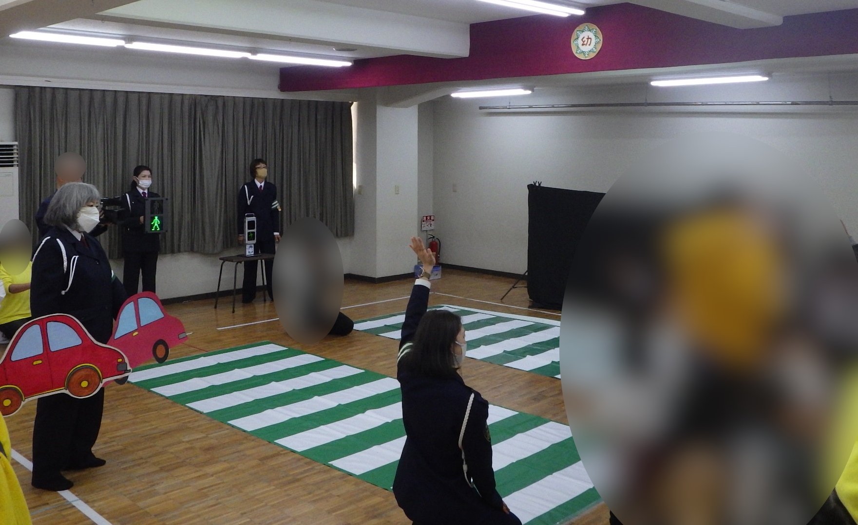 横断歩道の渡り方について学ぶ園児たち