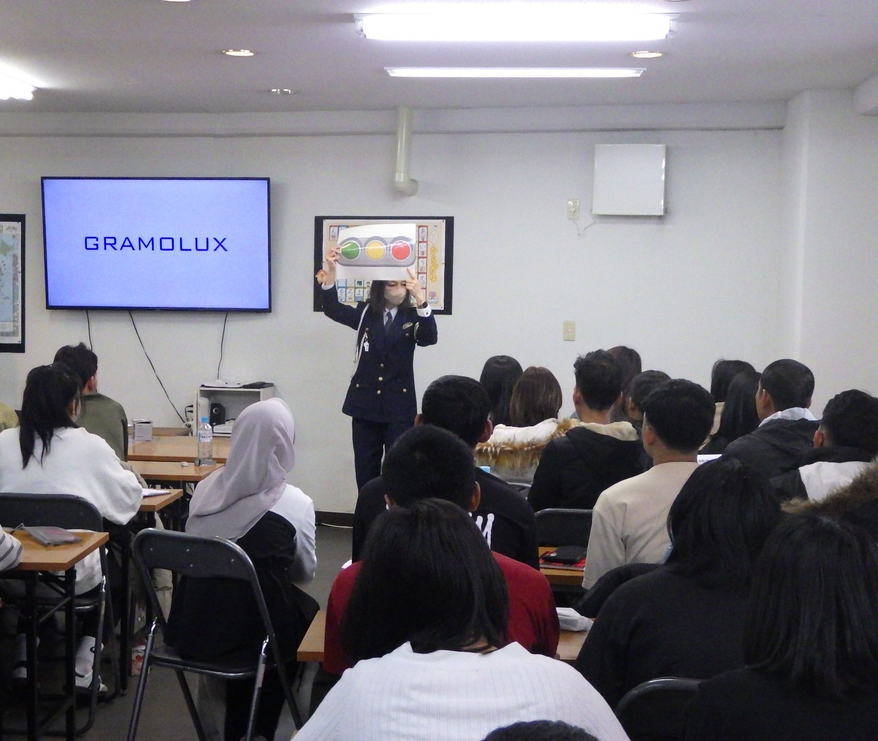 自転車利用について講話をする昭和署交通課員