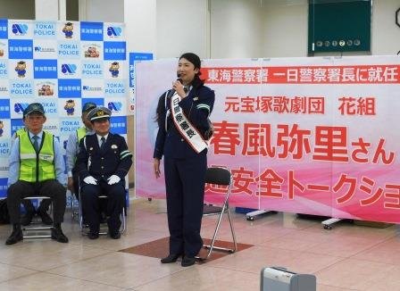 春風さんがトークショーを行ってる様子