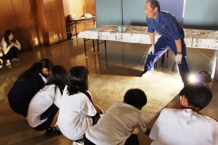 中学生が鑑識活動を体験している様子