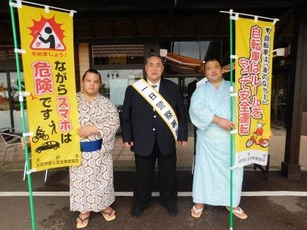 芝田山親方と部屋の力士が交通安全を呼びかけている様子