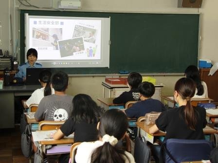 ６年生の児童対象に授業を行っている様子