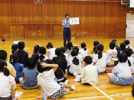 児童に向けて警察業務について説明している様子