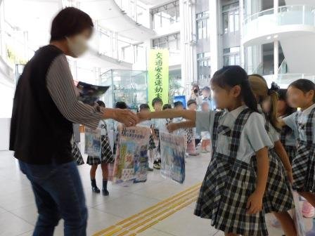 園児が啓発品を配布している様子
