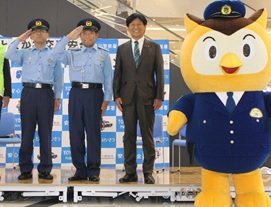 左から伊藤豊川署長、いっけい署長、豊川市長、コノハ警部（ぬいぐるみ）