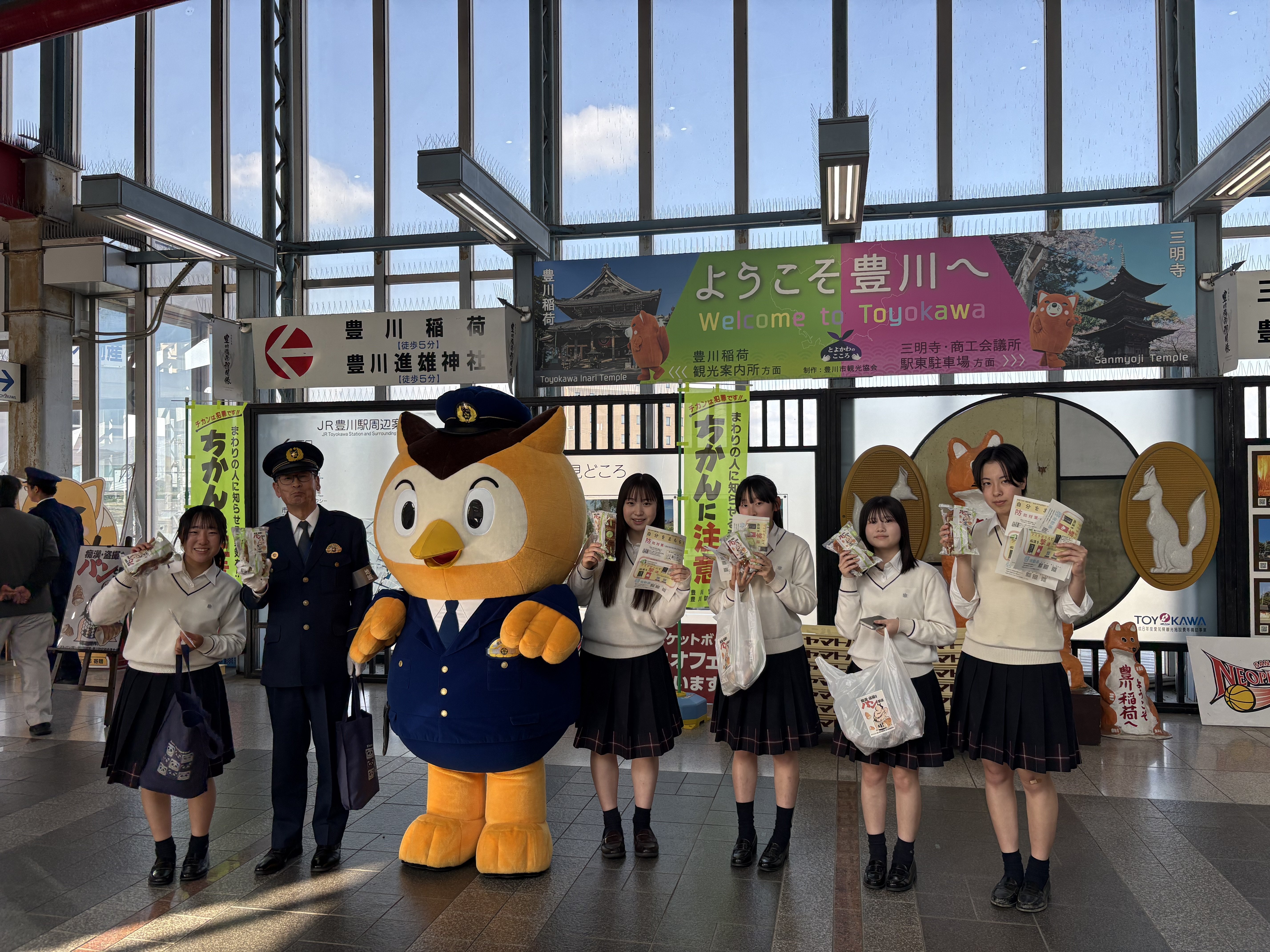 配布した「たけのこパン」（啓発シール付き）