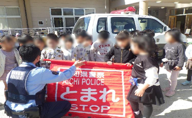 こども園で不審者訓練とパトカー見学をしました