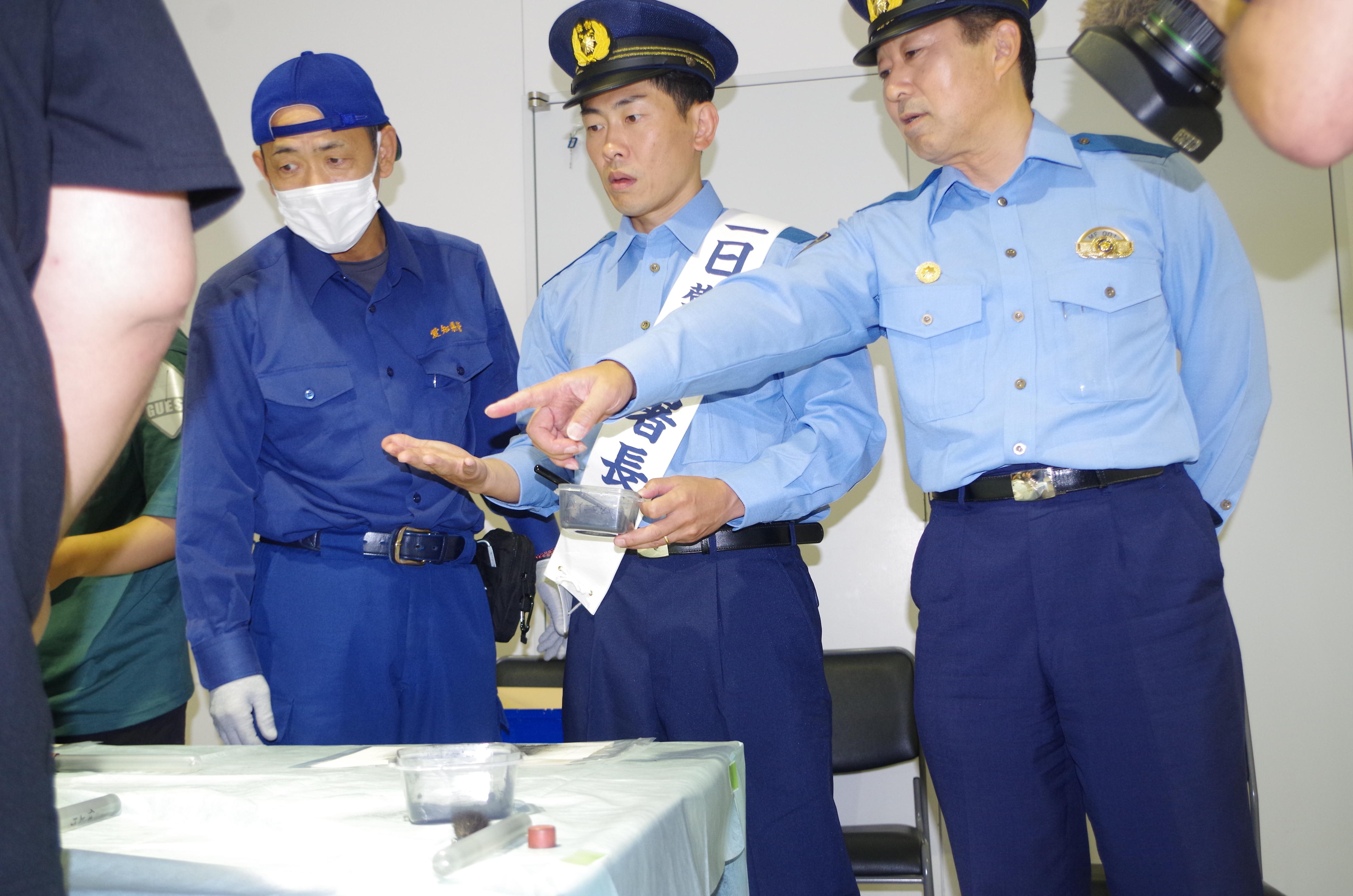 太田１日警察署長に説明する署長