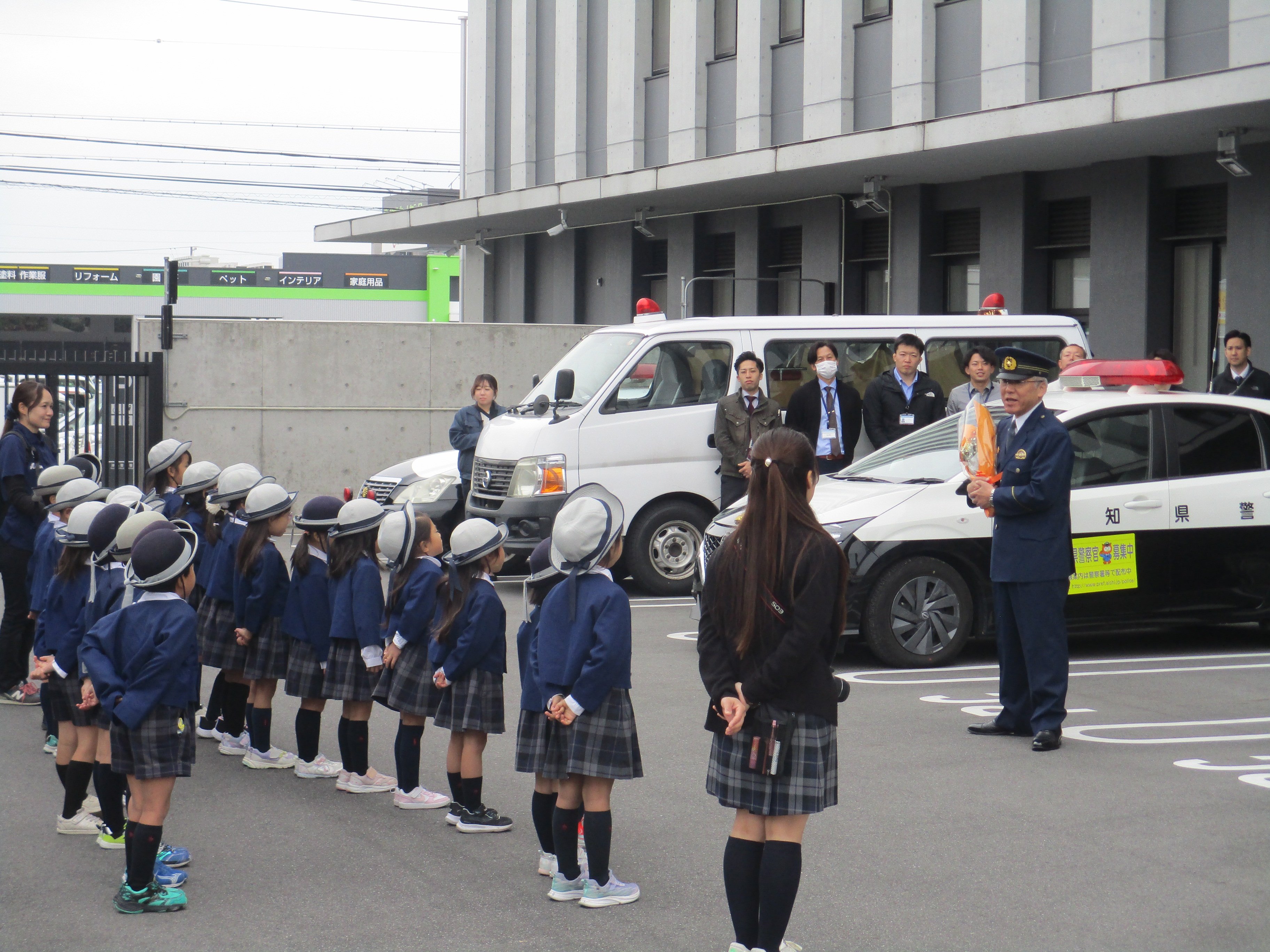 津島警察署長が園児達から花束を受け取りました
