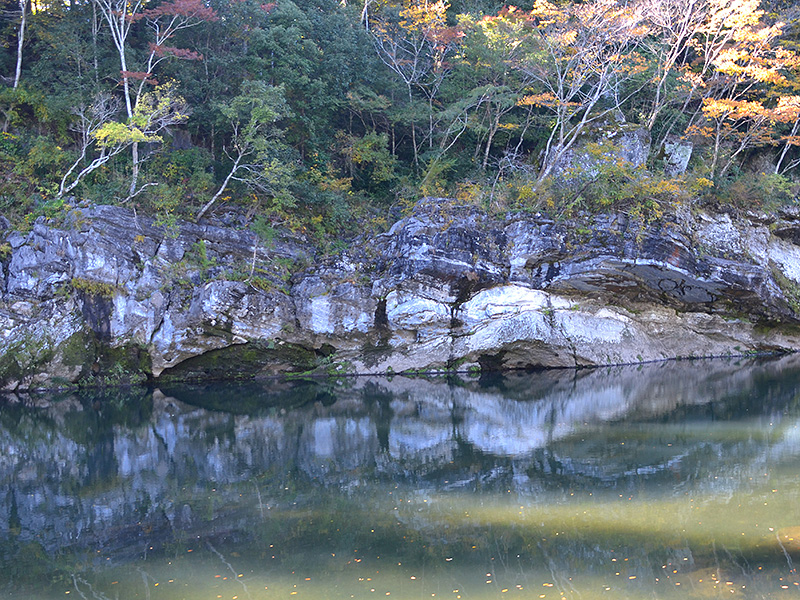 対岸より見た蜂の巣岩