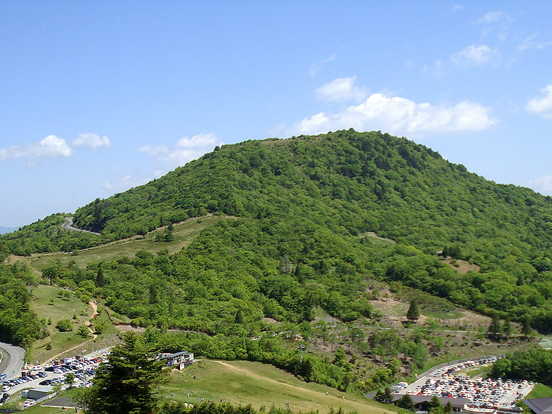 萩太郎山より見た茶臼山