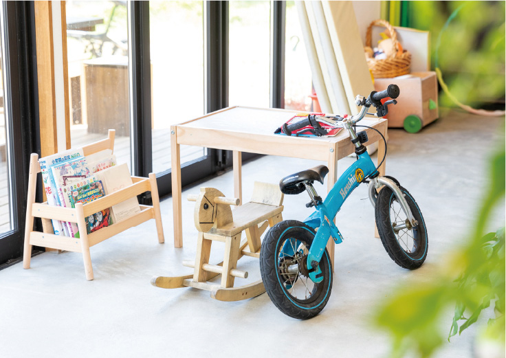 机や本、自転車など子どもが遊べるものが充実