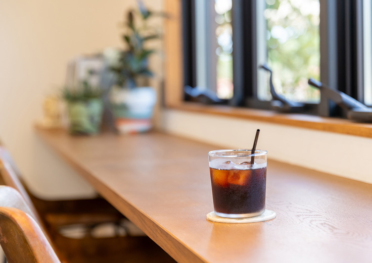 机に置かれたアイスコーヒー