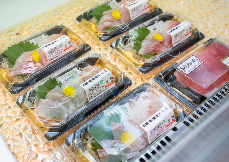 トレーに入ったお刺身の写真