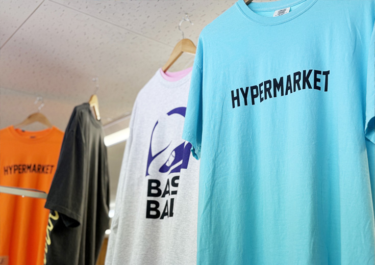 オレンジ色のオリジナルTシャツの写真