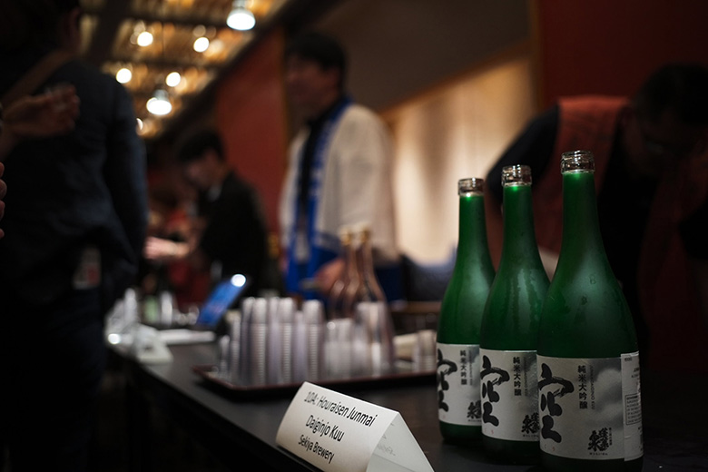 ニューヨークのイベントに展示された酒瓶の写真