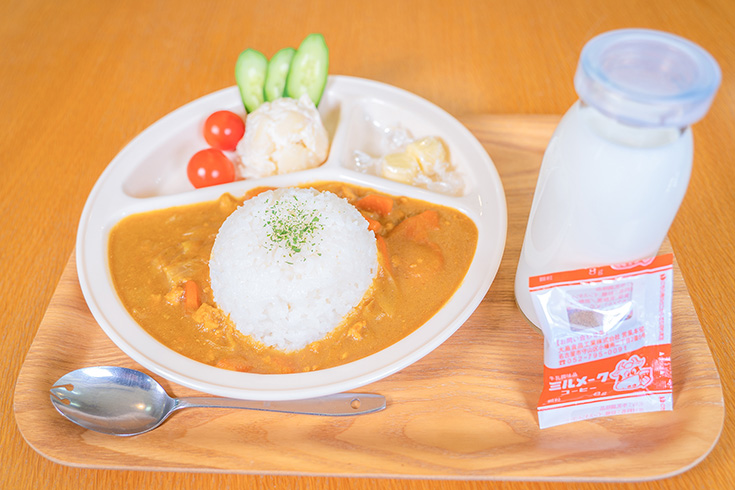 学校給食セットの写真