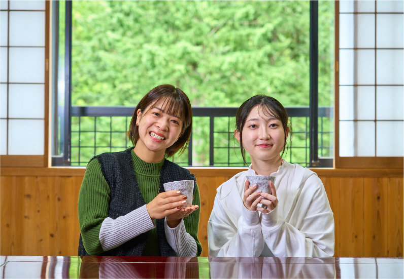 客室でくつろぐお客さん