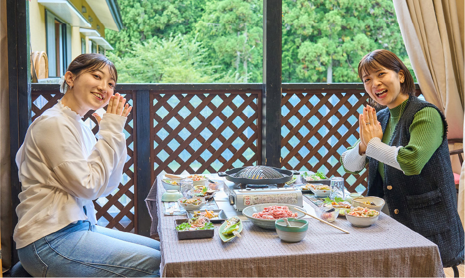 食事を楽しむお客さん