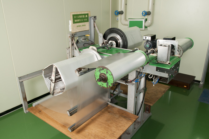 原料となるシートをロール状に巻き直す機械