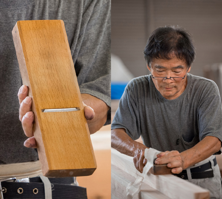 カンナで木材を削る職人さん